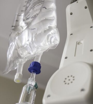 osetreni_v_analgosedaci_-_photodune-5256066-hospital-infusion-and-sos-telephone-s_0